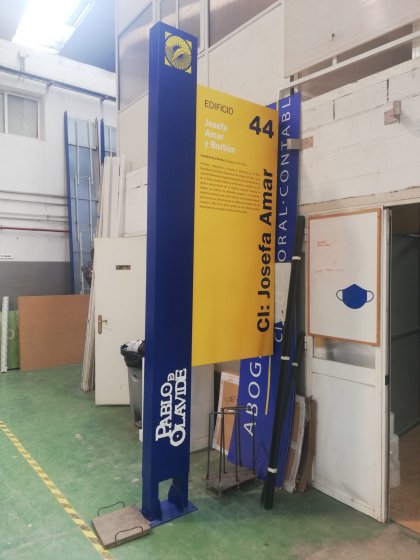 Tótem señalizador para la Universidad Pablo de Olavide en Sevilla.