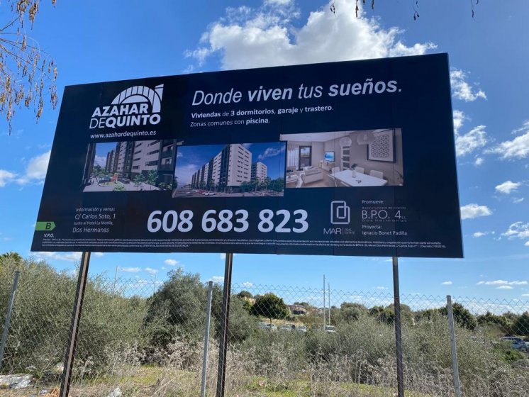 Valla cartel  de obra o publicitario en Dos Hermanas Sevilla.