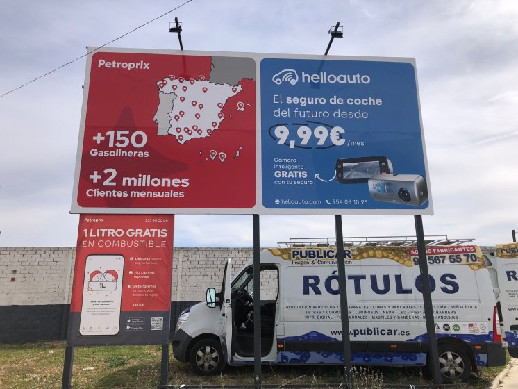 Valla cartel publicitario para Petroprix en Dos Hermanas Sevilla.