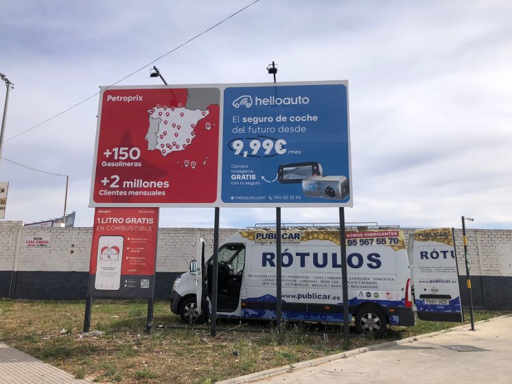 Valla cartel publicitario para Petroprix en Dos Hermanas Sevilla.