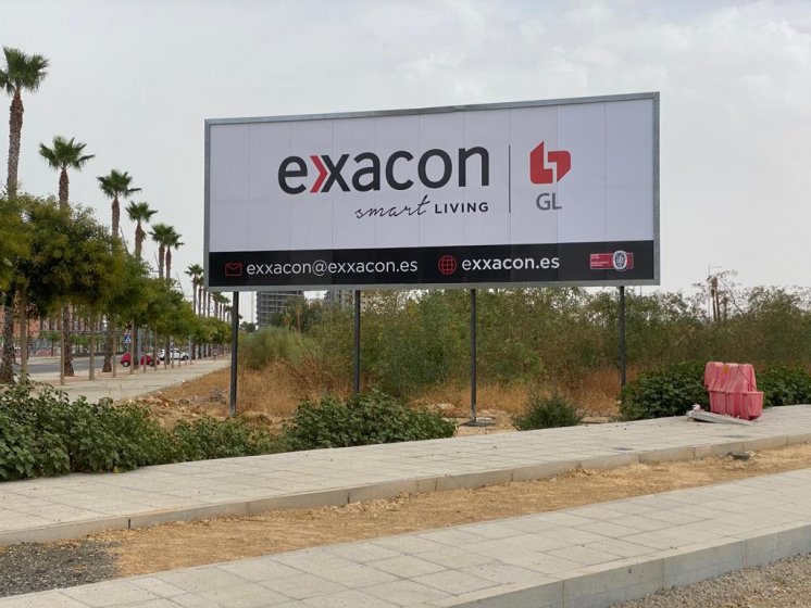 Valla publicitaria o cartel de obra. Exxacon en Sevilla.