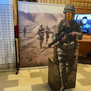 Photocall con silueta de soldado en PVC recortado y vinilo en impresión digital. Museo Historia Militar de Sevilla.