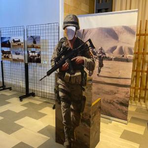 Photocall con silueta de soldado en PVC recortado y vinilo en impresión digital. Museo Historia Militar de Sevilla.