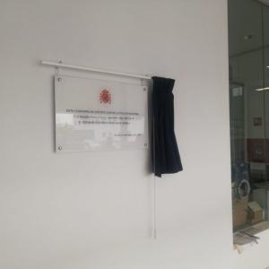 Placa conmemorativa de inauguración en metacrilato con cortina. Comisaría Policía Nacional en Sevilla