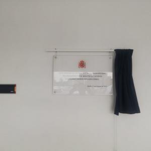 Placa conmemorativa de inauguración en metacrilato con cortina. Comisaría Policía Nacional en Sevilla