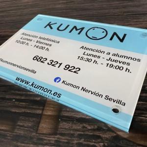 Placa en metacrilato para Kumon en Sevilla.