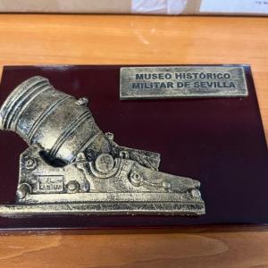 Regalo de protocolo, Metopa de sobremesa para el Museo de Historia Militar de Sevilla.