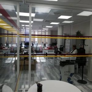 Rotulación de bandas para cristales homologadas, para el Rectorado de la Universidad de Sevilla.