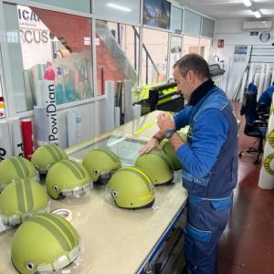 Rotulación de cascos para la Agrupación Motorista Cota Cero en Sevilla.