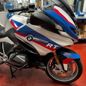 Rotulación con vinilo de fundición de moto BMW R1250RT en Sevilla.