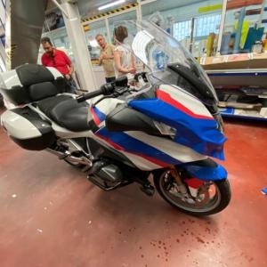 Rotulación con vinilo de fundición de moto BMW R1250RT en Sevilla.