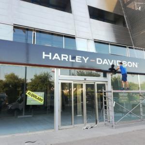 Rotulación de cristales, con vinilo microperforado en impresión digital para Harley Davidson Sevilla.