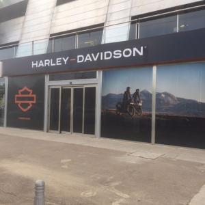 Rotulación de cristales, con vinilo microperforado en impresión digital para Harley Davidson Sevilla.