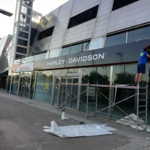 Rotulación de cristales, con vinilo microperforado en impresión digital para Harley Davidson Sevilla.