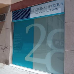 Rotulación de cristales y escaparates en vinilo ácido e impreisón digital con reserva, para la clínica María Calderón en Sevilla.