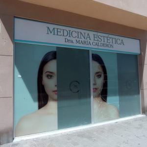 Rotulación de cristales y escaparates en vinilo ácido e impreisón digital con reserva, para la clínica María Calderón en Sevilla.