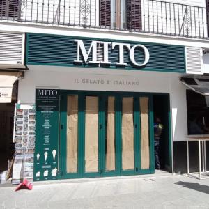 Rotulación de fachada. Mito helado italiano en Sevilla.