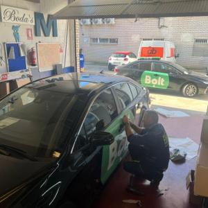 Rotulación de flota de coches con vinilos reutilizables. Para Bolt en Sevilla.