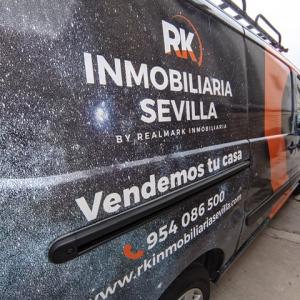 Rotulación integral de furgoneta en vinilo fundido y laminado protección UV. RK Inmobiliarias Sevilla.