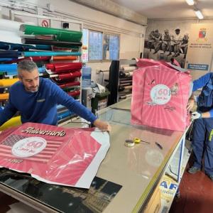 Rotulación intengral con vinilos fundidos, de caja baul para motocicleta de reparto. Dos Hermanas Sevilla.