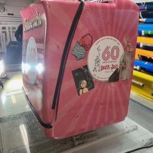 Rotulación intengral con vinilos fundidos, de caja baul para motocicleta de reparto. Dos Hermanas Sevilla.