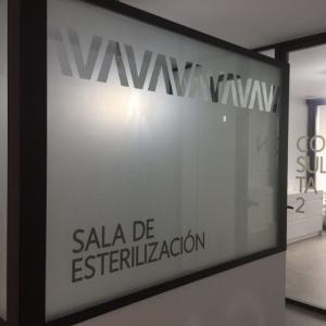 Rotulación de mamparas de separación de cristal con vinilos imitación ácido plata o chorro de arena. Clínica Odontológica Galván en Osuna Sevilla.