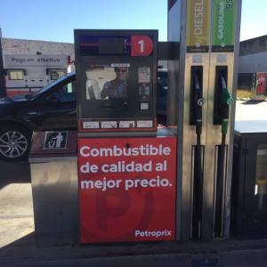 Rotulación en vinilo personalizado de Surtidores de gasolina para Petroprix en Dos Hermanas Sevilla.