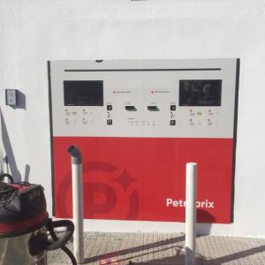 Rotulación en vinilo personalizado de Surtidores de gasolina para Petroprix en Dos Hermanas Sevilla.