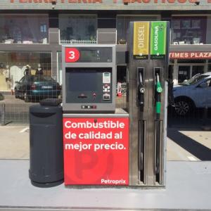 Rotulación en vinilo personalizado de Surtidores de gasolina para Petroprix en Dos Hermanas Sevilla.