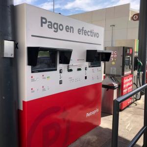 Rotulación en vinilo personalizado de Surtidores de gasolina para Petroprix en Polígono Parsi Sevilla.