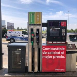 Rotulación en vinilo personalizado de Surtidores de gasolina para Petroprix en Polígono Parsi Sevilla.