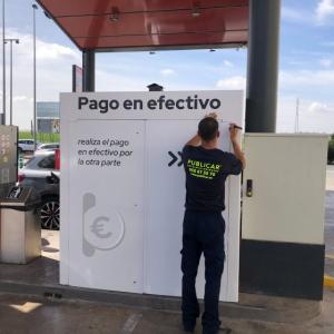 Rotulación en vinilo personalizado de Surtidores de gasolina para Petroprix en Polígono Parsi Sevilla.