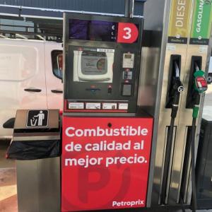 Rotulación en vinilo personalizado de Surtidores de gasolina para Petroprix en Polígono Parsi Sevilla.