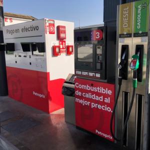 Rotulación en vinilo personalizado de Surtidores de gasolina para Petroprix en Polígono Parsi Sevilla.