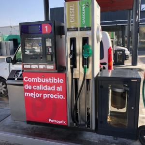 Rotulación en vinilo personalizado de Surtidores de gasolina para Petroprix en Polígono Parsi Sevilla.