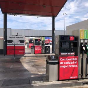 Rotulación en vinilo personalizado de Surtidores de gasolina para Petroprix en Polígono Parsi Sevilla.