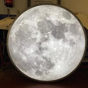 Rótulo en caja luminosa imitando la luna para obra de teatro en Sevilla.