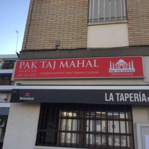 Rótulo caja luminosa para Pak Taj Mahal en Sevilla.