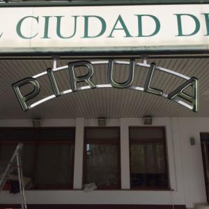 Rótulo con Letras corpóreas e iluminadas con neón flex sobre estructura metálica. Casa Pirula en Écija Sevilla.