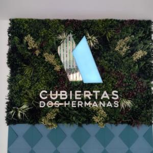 Rótulo con logo y letras corpóreas en jardín vertical. Para Cubiertas Dos Hermanas en Sevilla.