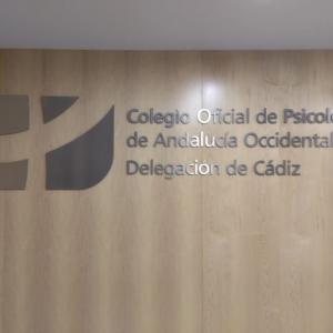 Rótulo corpóreo en acero para el colegio Oficial de Psicología de Andalucía Ocidental en Cádiz.