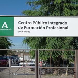 Rótulo corpóreo. Centro Público Integrado de Formación profesional Los Viveros Sevilla. Mobiliario rótulo homologado Junta de Andalucía