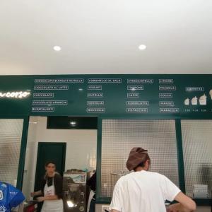 Rótulo directorio preciario con letras corpóreas en aluminio lacado. Mito helado italiano en Sevilla.