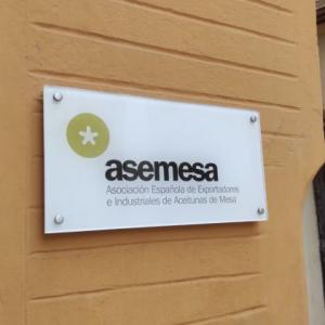 Rótulo de fachada en placa de metacrilato de 8 mm rotulada. Asemesa en Sevilla.