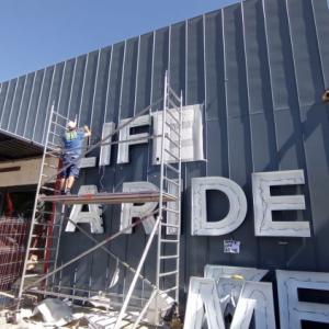 Rótulo letras corpóreas en aluminio lacado y frente de metacrilato e iluminadas con led. BMW Motorrad Boxer en Sevilla.