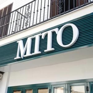 Rótulo letras corpóreas en aluminio lacado y frente de metacrilato e iluminadas con led. Mito helado italiano en Sevilla.