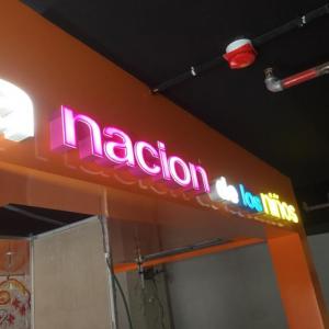 Rótulo en letras corpóreas con led para el restaurante Naciónsushi en Sevilla.