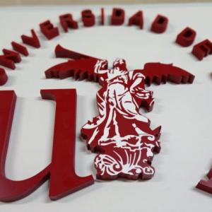 Rótulo letras corpóreas recortadas en PVC y lacadas. Logo ( Fama ) de la Universidad de Sevilla.