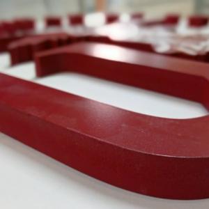 Rótulo letras corpóreas recortadas en PVC y lacadas. Logo ( Fama ) de la Universidad de Sevilla.