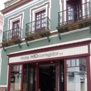 Rótulo en Letras recortadas y lacadas en latón envejecido para Hotel H10 Regidor en Sevilla.